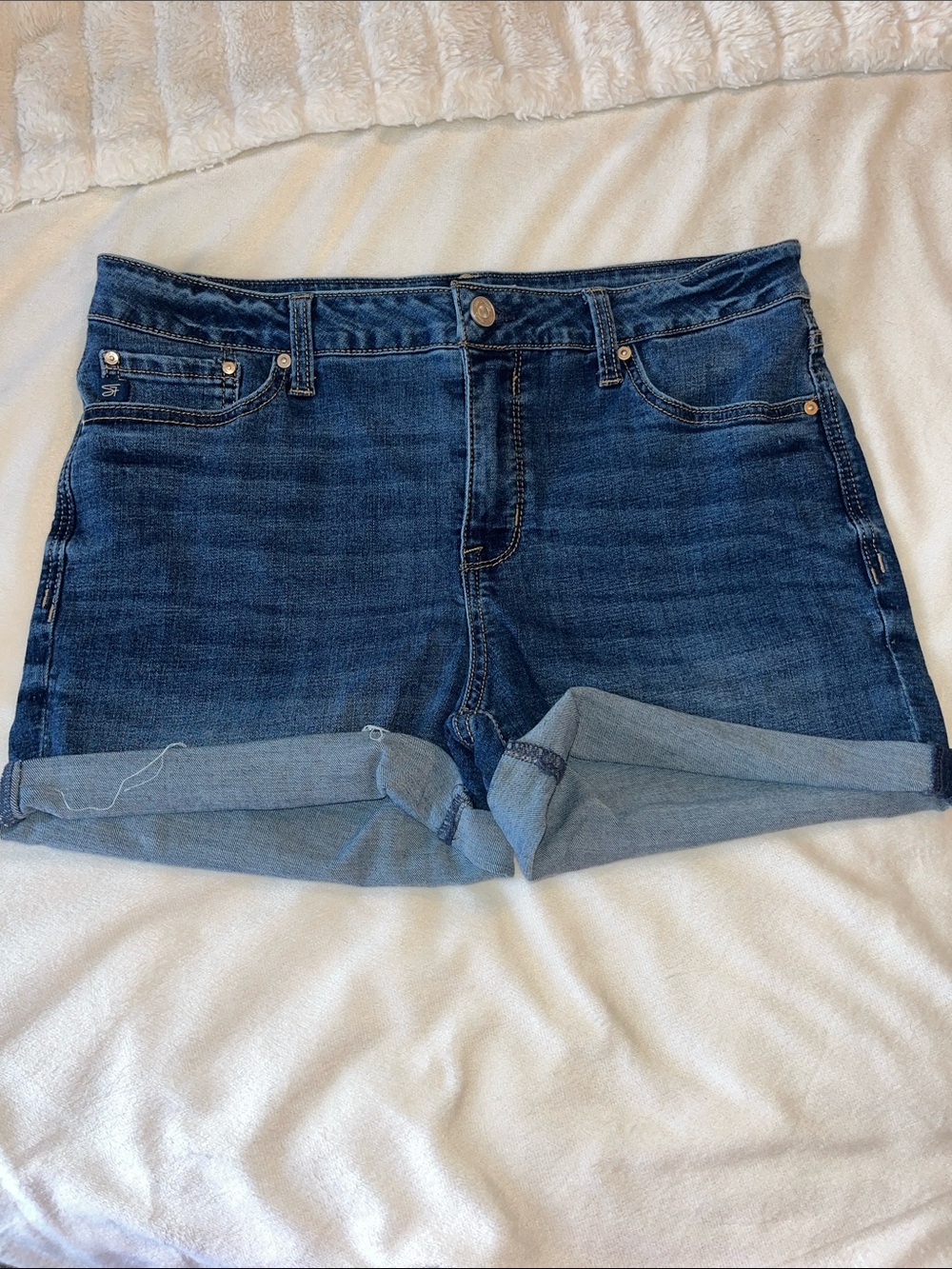 Women’s Seven for all mankind cuffed roll dark wash jean short